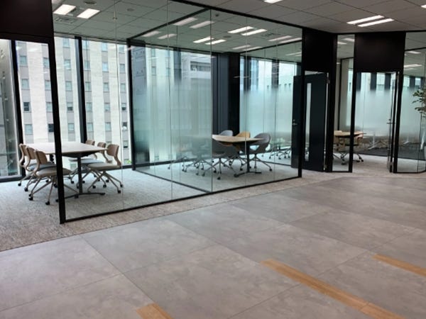 東京支社は2023年開設。池袋駅からすぐのおしゃれなオフィスです。会議室はスケルトンになっており、外光も差し込み明るい雰囲気です◎