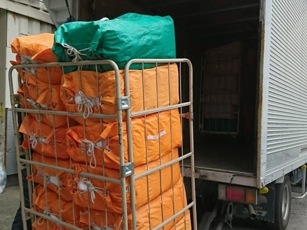 ゲートでラック事積み込んでいるところです。