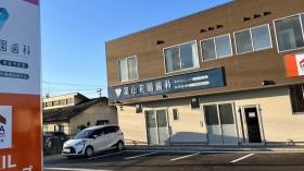 医院外観です。白い車が訪問診療車です。