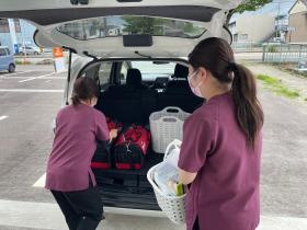 訪問診療出発前の機材の積み込みの様子です。