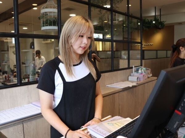 受付で予約を見ている様子