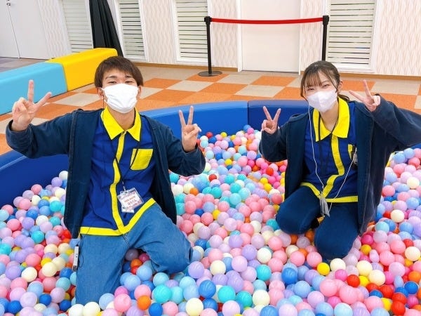 屋内遊園地のスタッフ