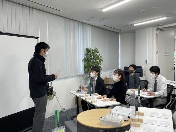 半導体教育、モラル・マナーを学ぶUT研修のほか、構内ルール・現場OJTといった実践的な内容を学ぶ顧客研修など、豊富な研修を用意しています。