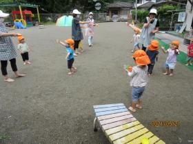 みかど保育所 園庭でのシャボン玉あそび