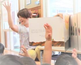 うなま 魅力的な話術で子どもたちは絵本の世界に引き込まれます