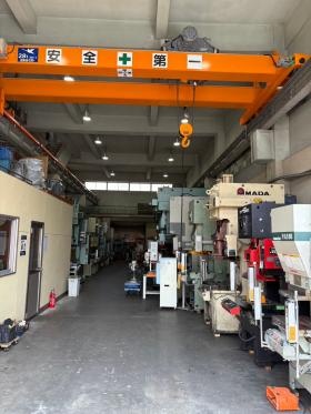 自社倉庫にて機械を保管