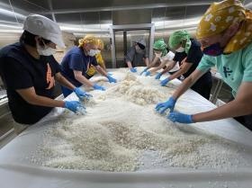 学校蔵酒造り体験