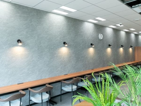 2023年10月に移転したばかり、カフェ風のリフレッシュルームで休憩出来ます！