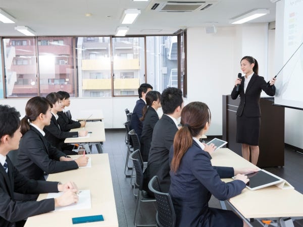 【座学】取扱う商品やサービスの基礎知識もしっかり学べるので、配属後も心配いりません！