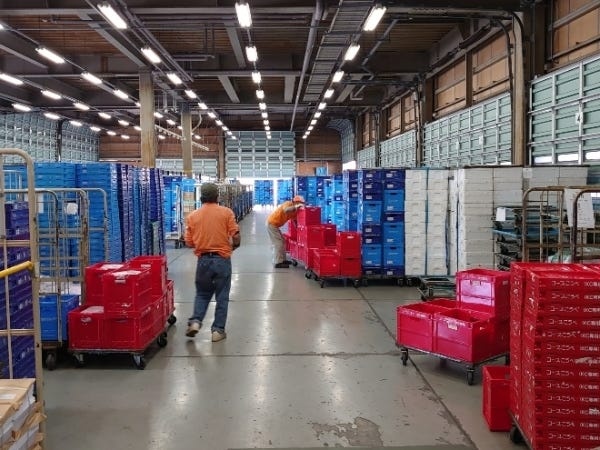 朝の作業は、個人宅へ宅配される食料品、飲料類、日用雑貨などが台車に乗っているので指定場所へ移動させるお仕事です。