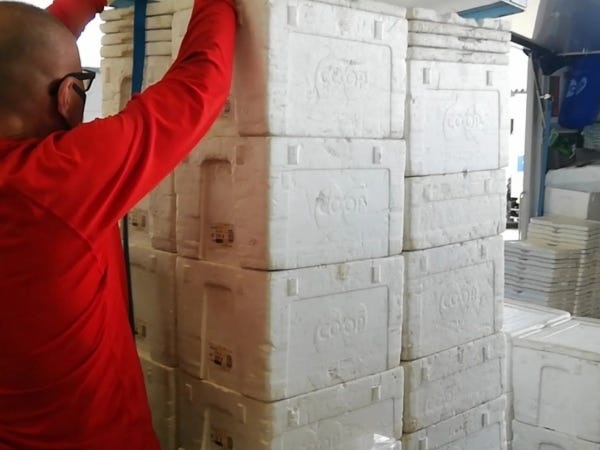 夕方の業務は、帰着後のトラックから空箱を回収し、指定場所に移動させてもらいます。