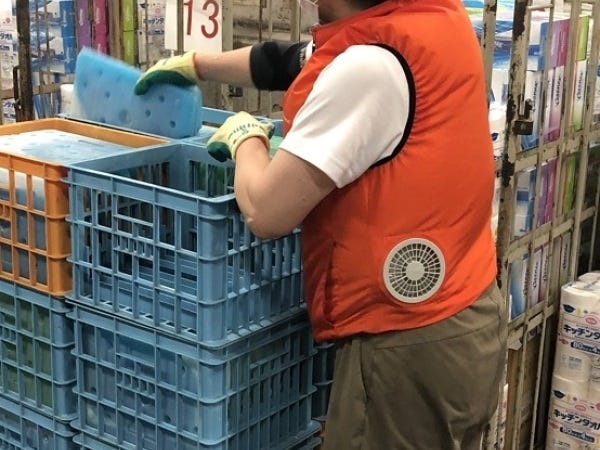 夏場には空調服の貸与あり。塩分タブレットや冷却スプレーを使用しています。年齢・性別問わず活躍されています！