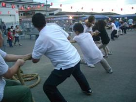 奈良苑祭りでの職員対抗つなひき大会