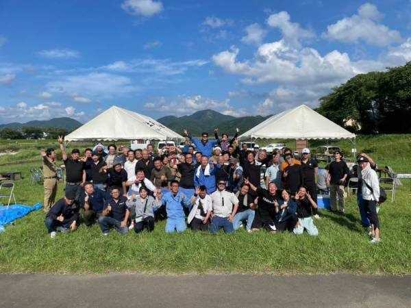 和気あいあいと、冗談を言い合うアットホームな雰囲気です。分からないことは先輩社員に何でも聞いてください。