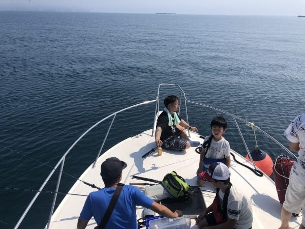 年に数回、会社保有のクルーザーで釣り大会を開催します♪ご家族も一緒に参加できます！