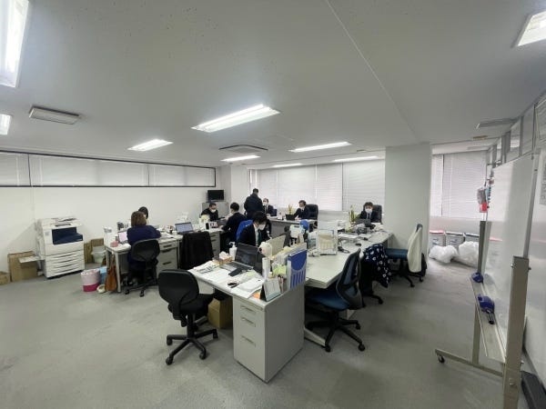 研修後の配属先の東京支店です。営業部員と商品企画部員が一緒に仕事をし、大手コンビニなどのバイヤーを相手に仕事します。