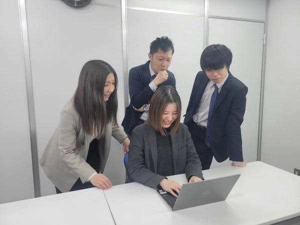 真面目あり、笑いありの職場です。商品企画部と営業部一緒にお得意先様へのプレゼン資料を考えます。