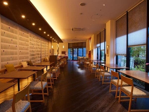 店内には様々なアート作品が飾られ、大きな窓からはたっぷりと自然光が差し込みほっと一息つける心地の良い空間となっています。