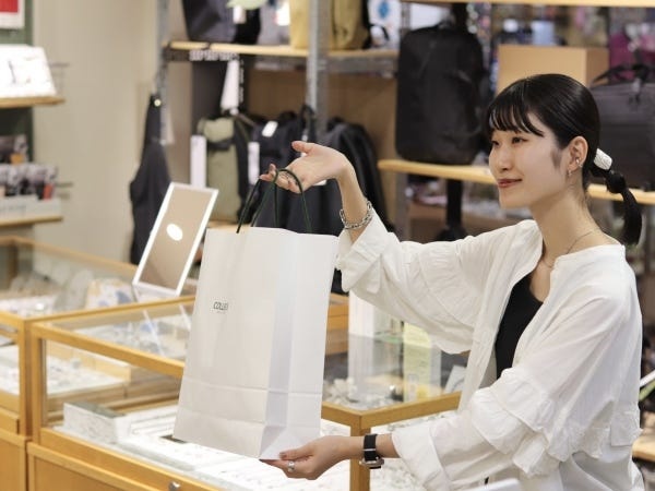 ユニセックスなファッション雑貨を中心に、ライフスタイルに馴染む「コモノのオシャレ」をご提案するお仕事です。