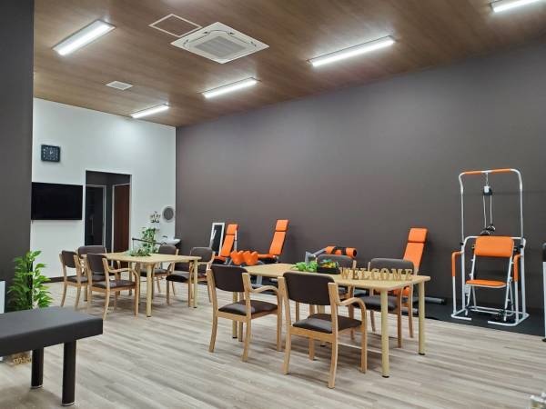 介護スタッフ・理学療法士・柔道整復師（交通費支給あり・普通自動車運転免許）