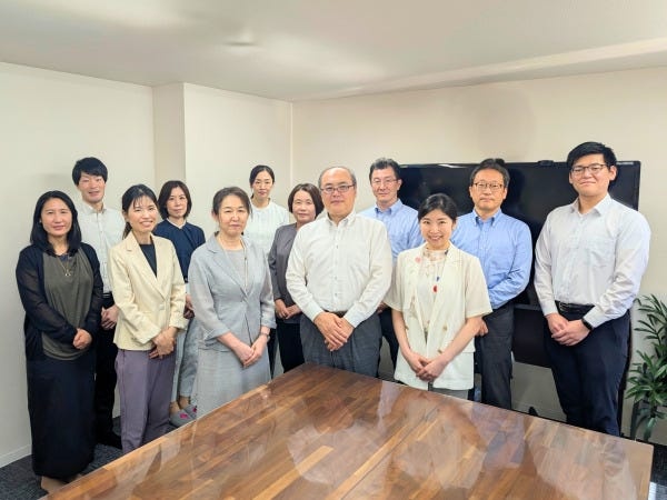 横浜事務所のメンバーです。職員同士のコミュニケーションを大事にし、年齢関係なく談笑をする雰囲気です。