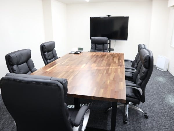 １階の会議室です。お客様の対応や面接もここで行いますので、整理整頓を心がけています。