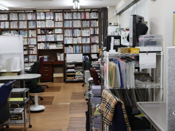 横浜事務所内の様子。本棚の蔵書もデータベース化されて、すぐに検索できます。