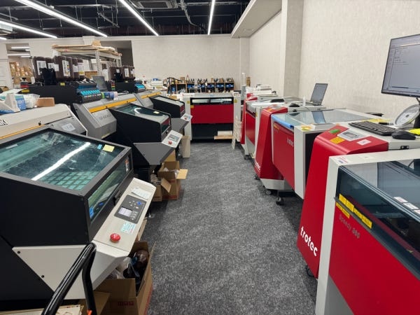 最新の印刷加工機を組み合わせて新たな価値を生み出します。グッズ本体だけでなく販売用のパッケージ包装まで作成します。