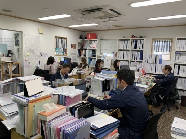 こちらがオフィス内の様子。また、お菓子や飲み物を無料で頼めたり、昼食の補助があったりします。