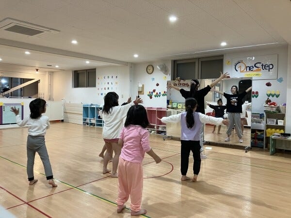 ダンス教のダンス講師