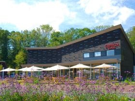 レストランとブティックを併設したヴィラルピシア（ニセコ）