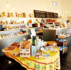 ブティックでは焼き立てのパン、お惣菜、スイーツなどを販売