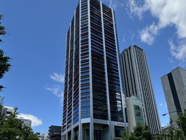 御堂筋沿いのビルで利便性の良い立地です。