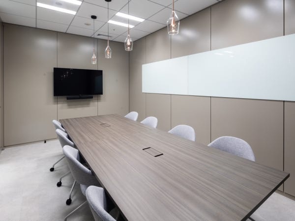 会議室には大きなモニターがあり、オンライン会議も可能です。