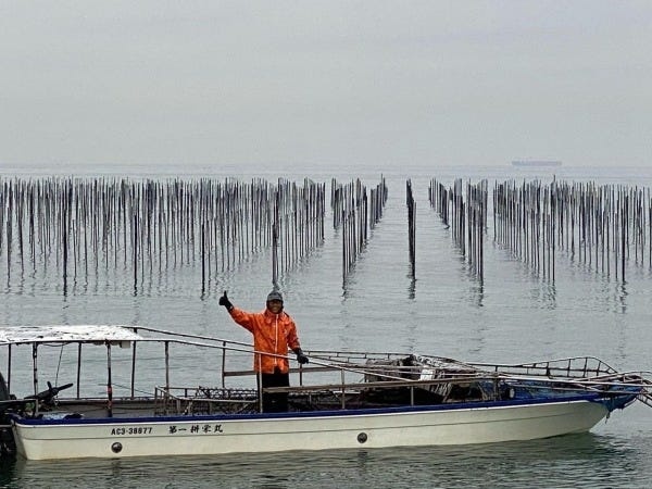 10月中旬から11月、12月下旬頃には洋上で海苔網を管理する仕事もお願いします。