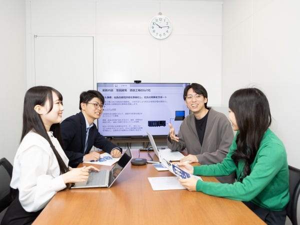 チーム単位で一緒にプロジェクトを進めていくため、日頃からサポートも受けやすい環境です。