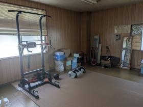 作業風景。トレーニング器具などユニークなものも置いてあります