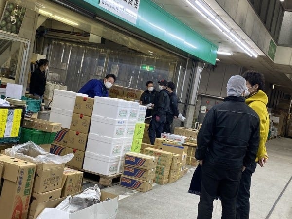 早朝より店先に商品が並び、買い出しのお客様でにぎわいます