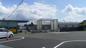 外観（中央が車両出入口）