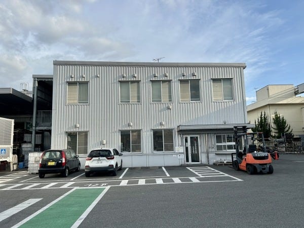 入り口をまっすぐ進んだこの建物が事務所(面接地)です！