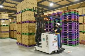 リーチリフトによる荷役作業