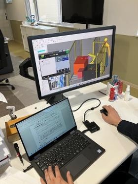 ロボット、プログラム作成中