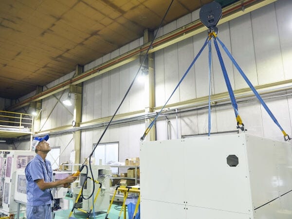 機械が完成し出荷します。クレーンを用います。