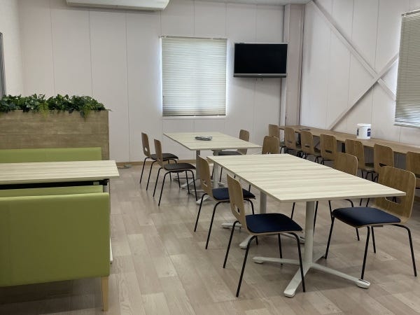 社員食堂です。休憩やミーティングにも活用できるようにしています。