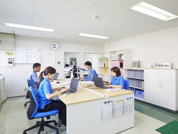 事務所では材料手配や作業進捗確認を行います。