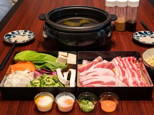 宿泊施設向けのあぐー豚しゃぶしゃぶデリバリーセットを配達していただきます。