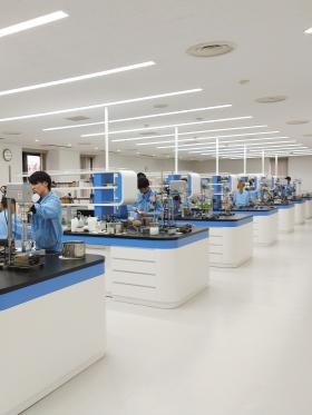 研究室内作業風景