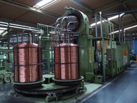 伸線工程の設備と伸線後の銅線