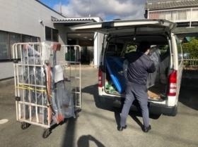 カーゴ台車から５分割の介護ベッドを積込み（営業所）