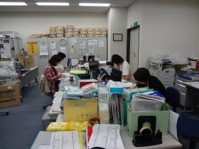 営業所の事務スペース（配送／営業職、事務職の少数で運営）１